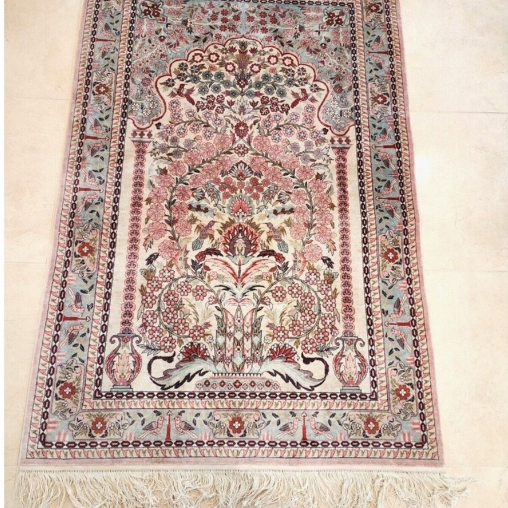 Gorgeous Silk hand knotted Persian Rug. 4x6 feet!